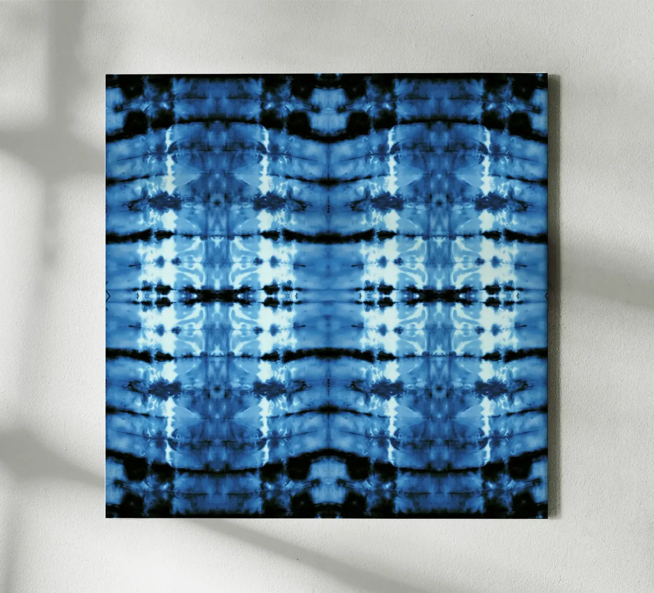Indigo Satin Shibori tela con Cornice a cassetta da Nina May Design Studio