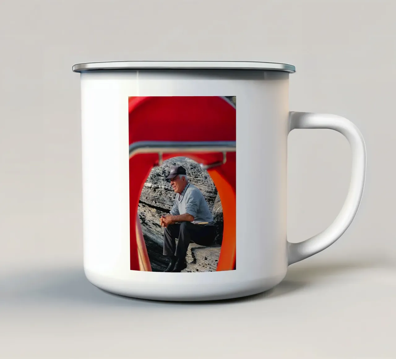L'uomo e il mare tazza in smalto da Thilo Grøsch