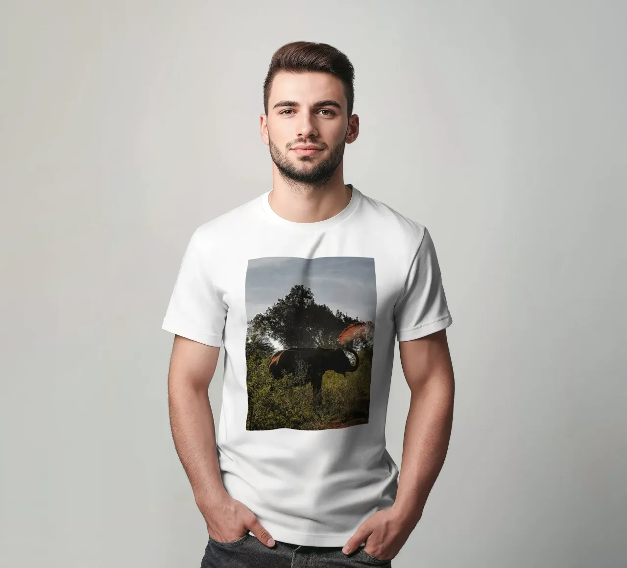Sand-Elefant: Staubtanz im Morgenlicht t-shirt da Thilo Grøsch