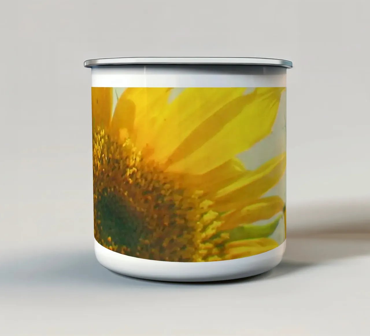 Sunburst tazza in smalto da Cassia Beck Photography