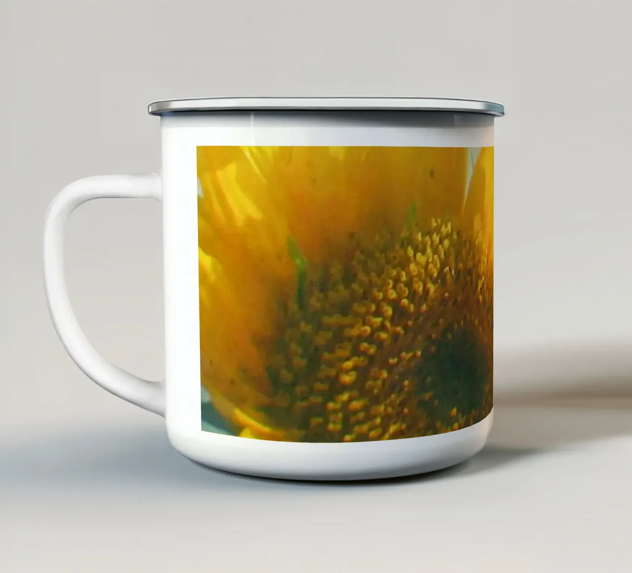 Sunburst tazza in smalto da Cassia Beck Photography