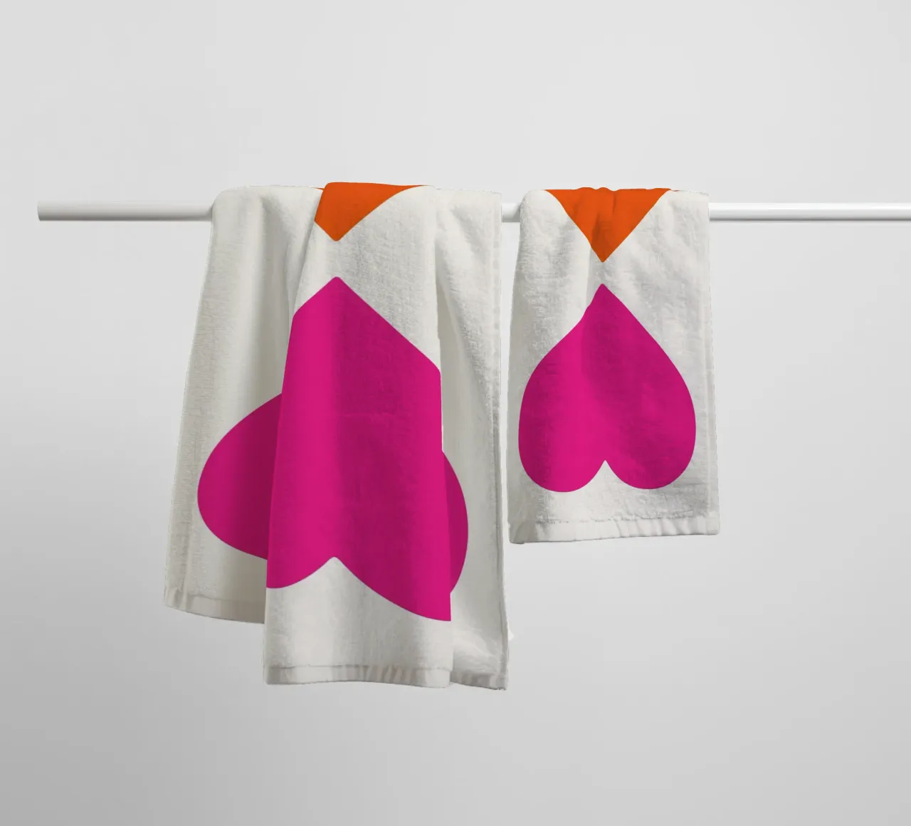Due cuori asciugamano da bagno da Rose Beck Art