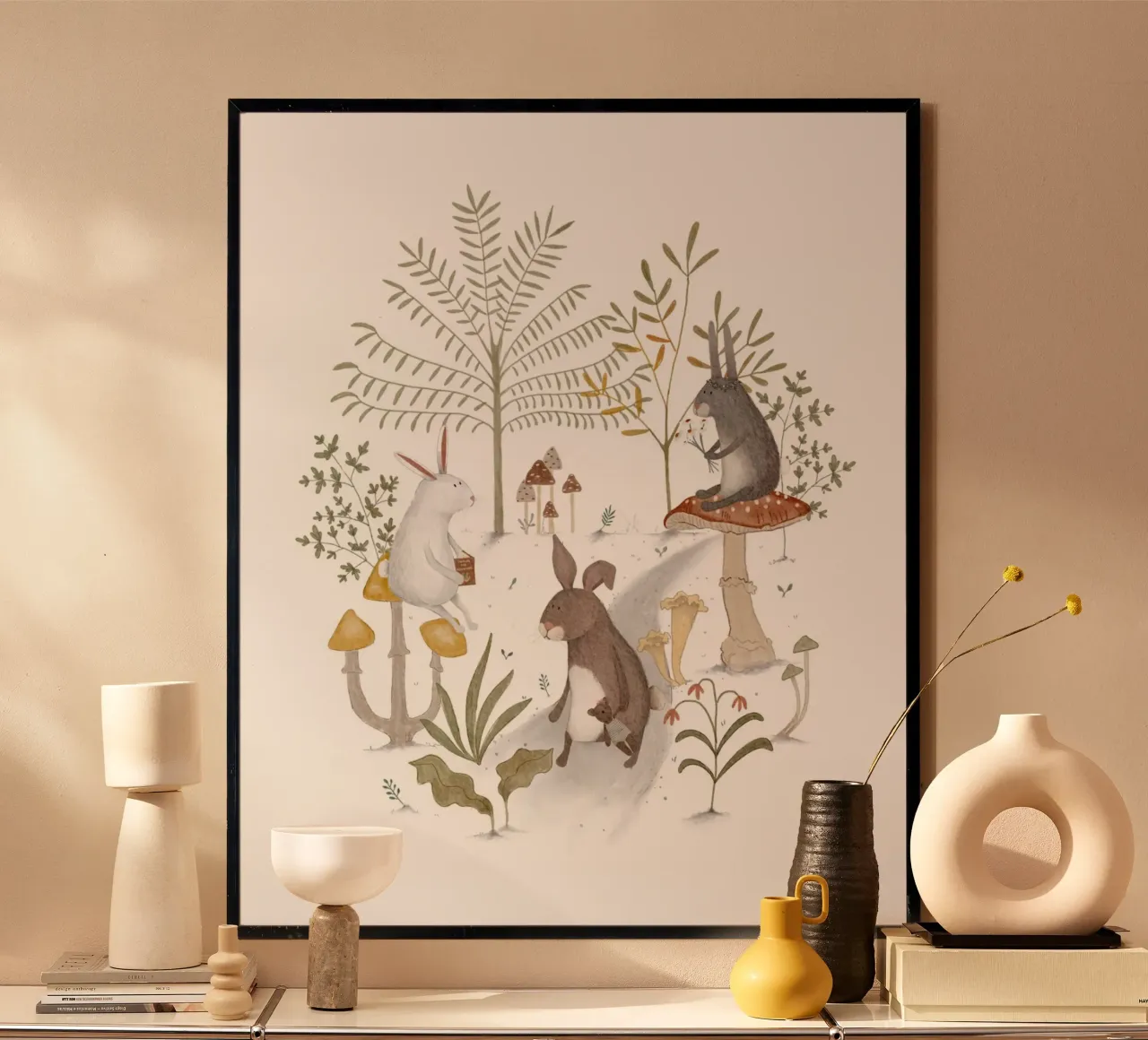 Raduno nel bosco - Amici coniglietti tra i funghi poster con telaio in alluminio da Urchin Bay Art