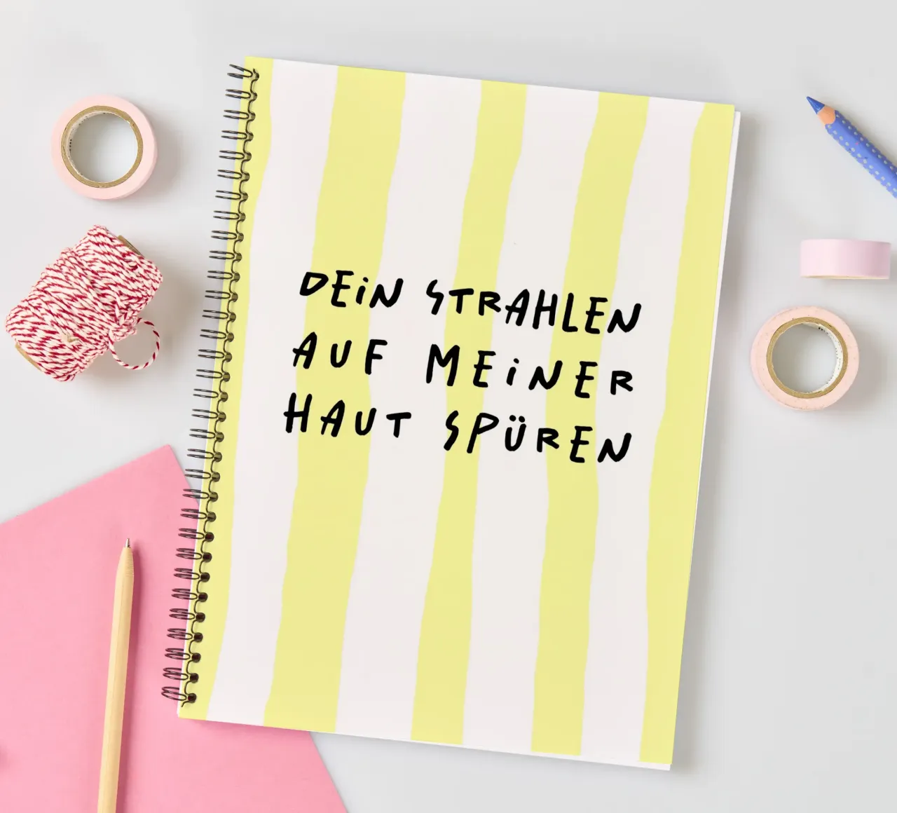 dein Strahlen auf meiner Haut spüren cuaderno de espiral de FRICKE DESIGN
