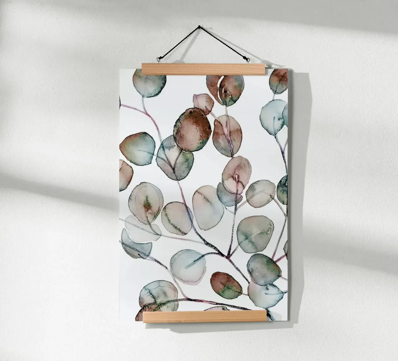 Eucalyptus Watercolor 2 - Eukalyptusblätter Illustration poster con telaio in legno da Monika Strigel