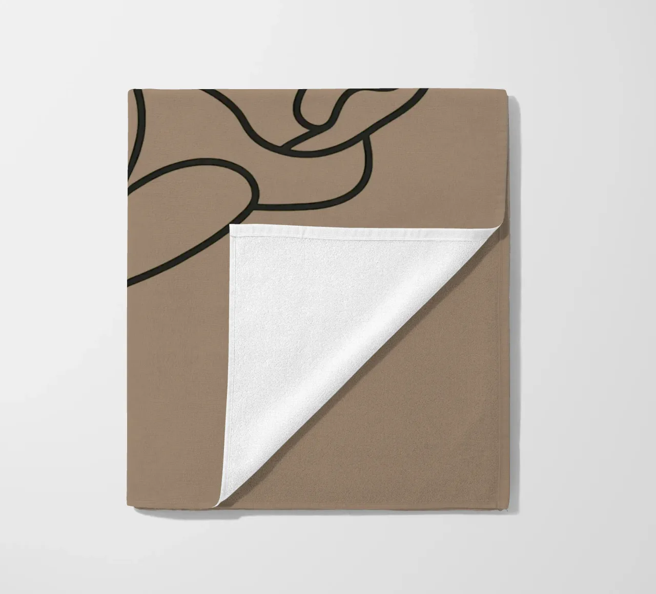 gatto che dorme pacificamente raggomitolato in una posizione confortevole telo mare da DesignDoodle