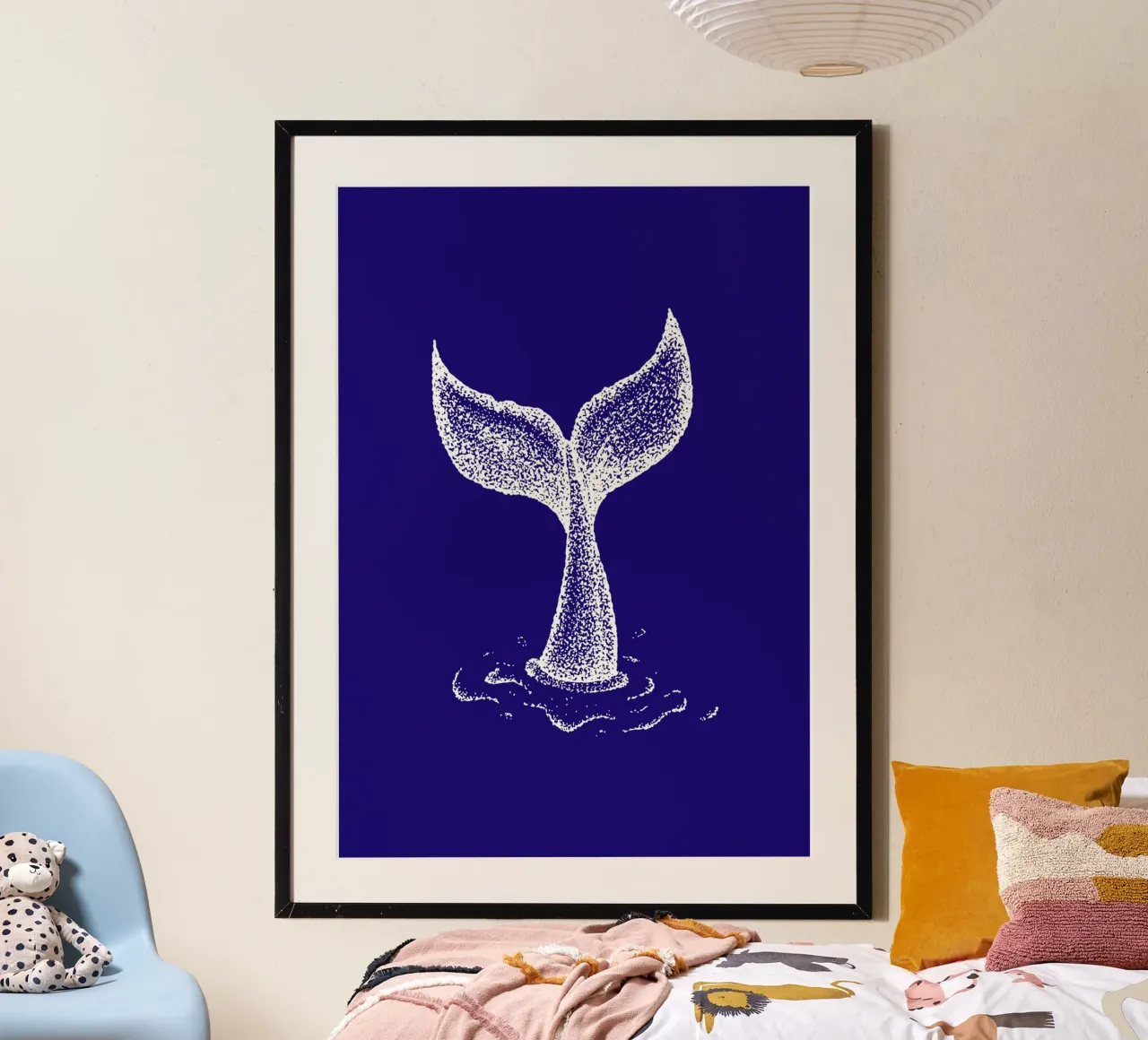 Impression d'art sur la queue de baleine - Décor sur la conservation des océans poster avec cadre en plastique de ClubArt