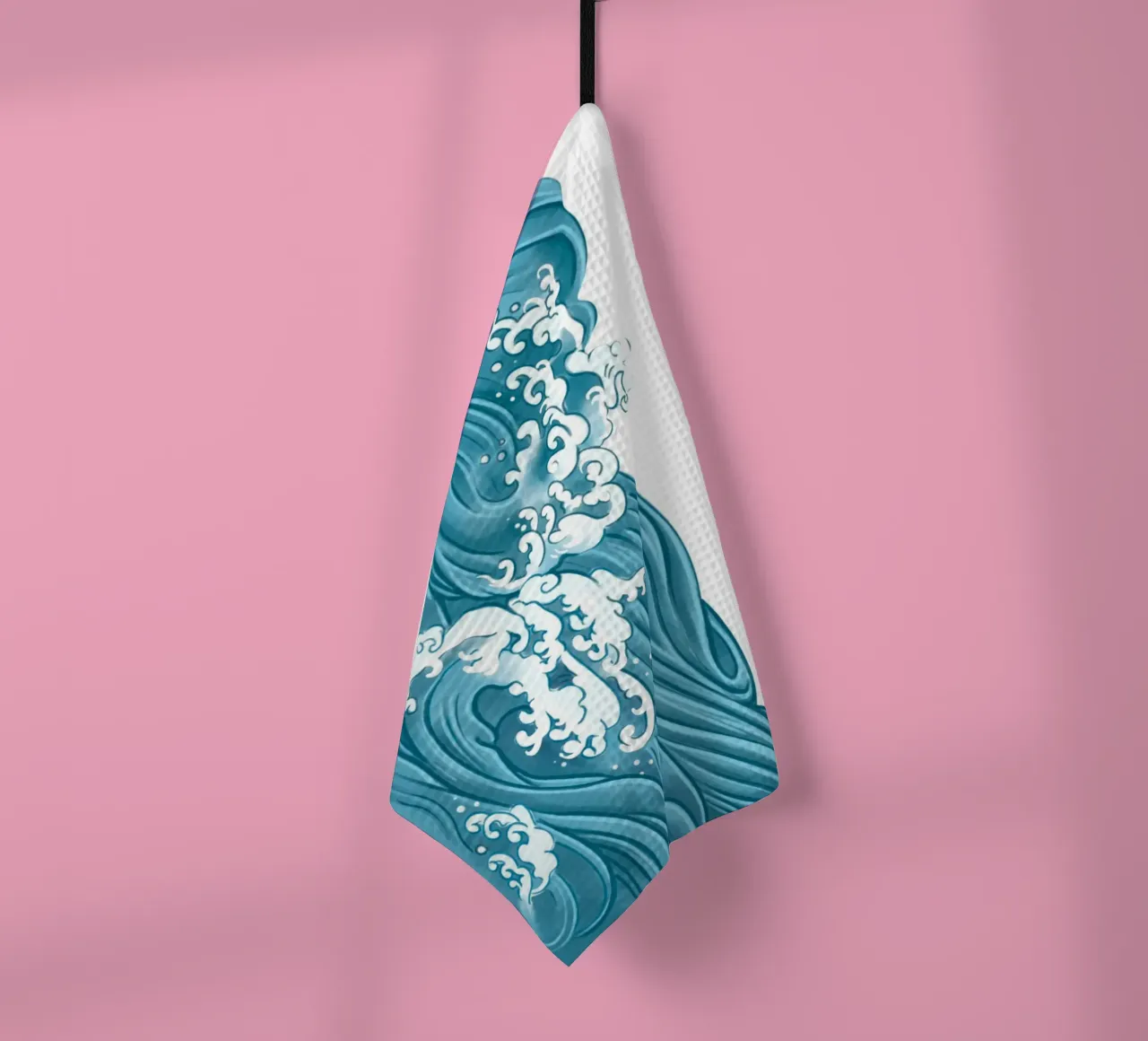 Impression d'art sur les vagues dynamiques de l'océan - Inspiré de l'Ukiyo-e japonais torchon de ClubArt