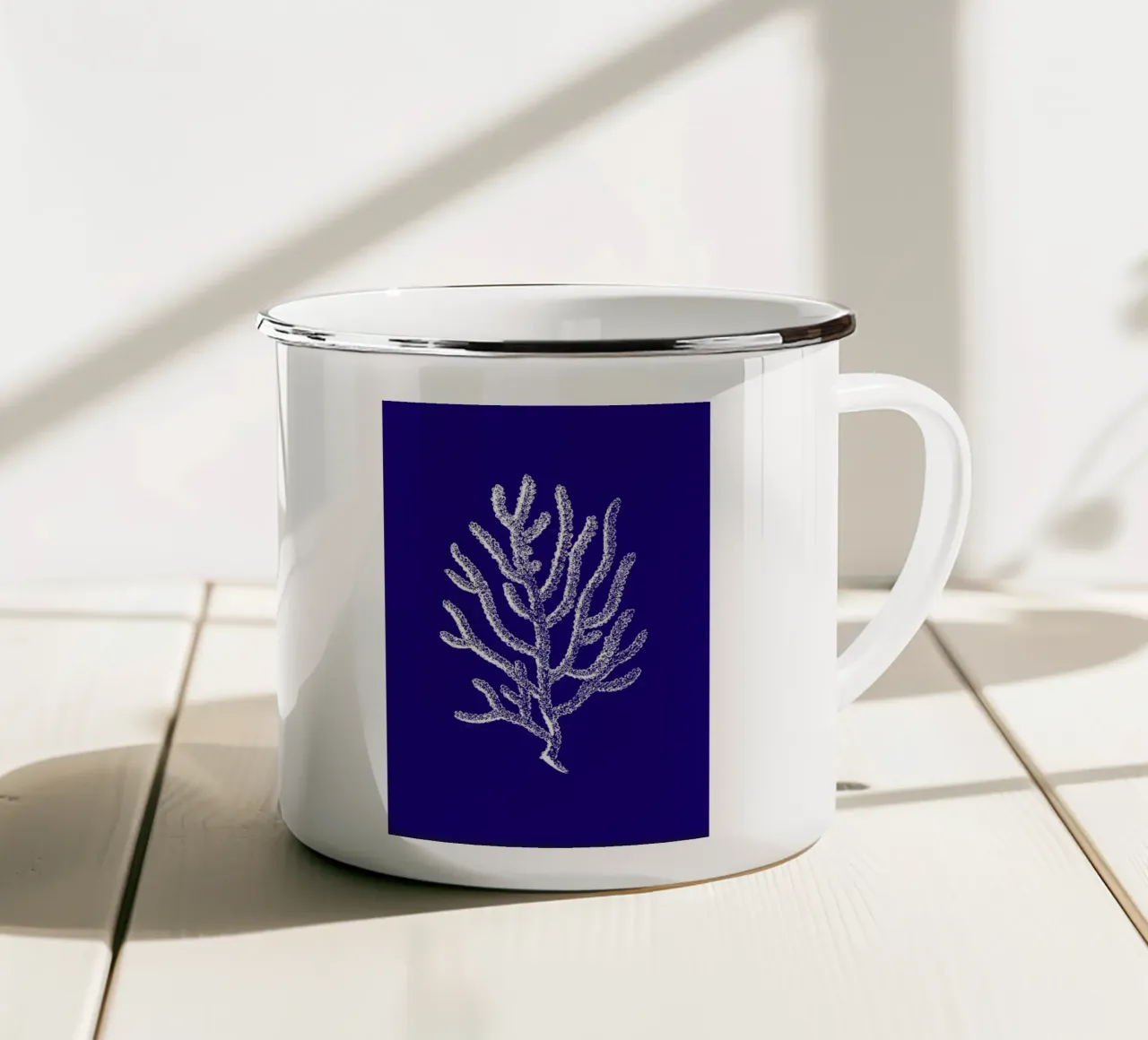 Weiße Korallen Linie Kunstdruck - Deep Blue Ocean Decor Emaille Tasse von ClubArt