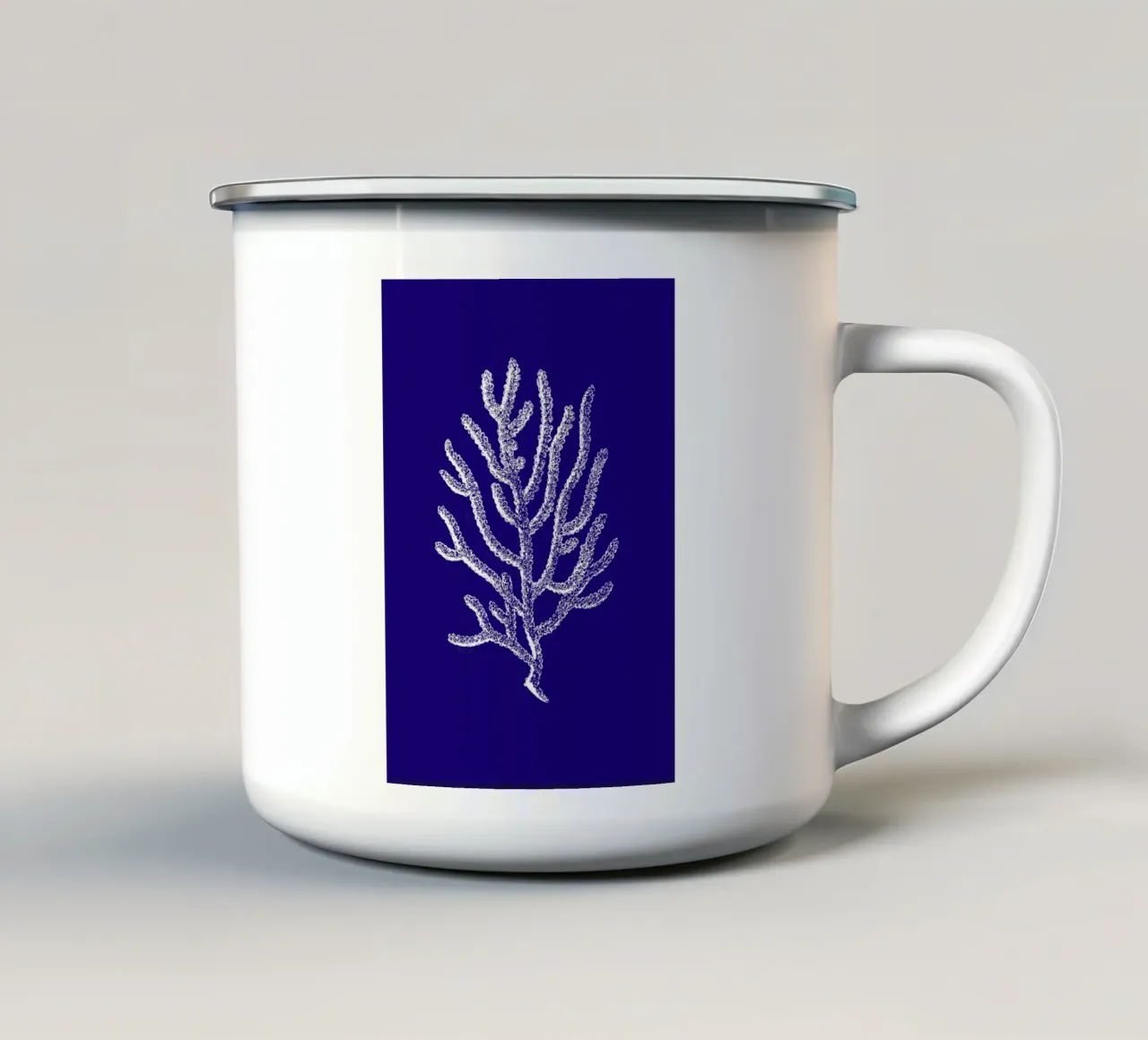 Weiße Korallen Linie Kunstdruck - Deep Blue Ocean Decor Emaille Tasse von ClubArt