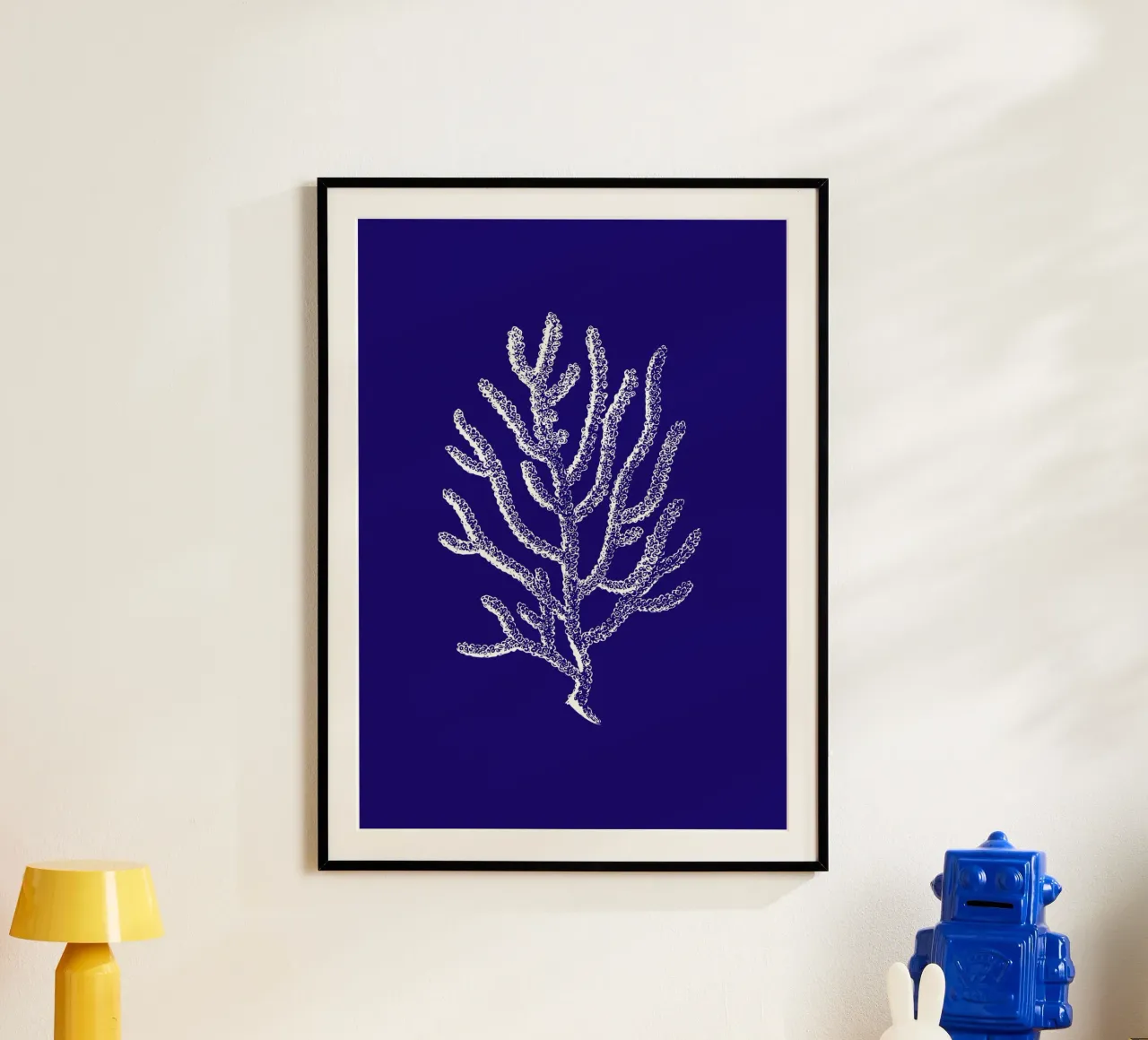 Línea de Coral Blanco - Decoración Océano Azul Profundo poster con marco de plástico de ClubArt