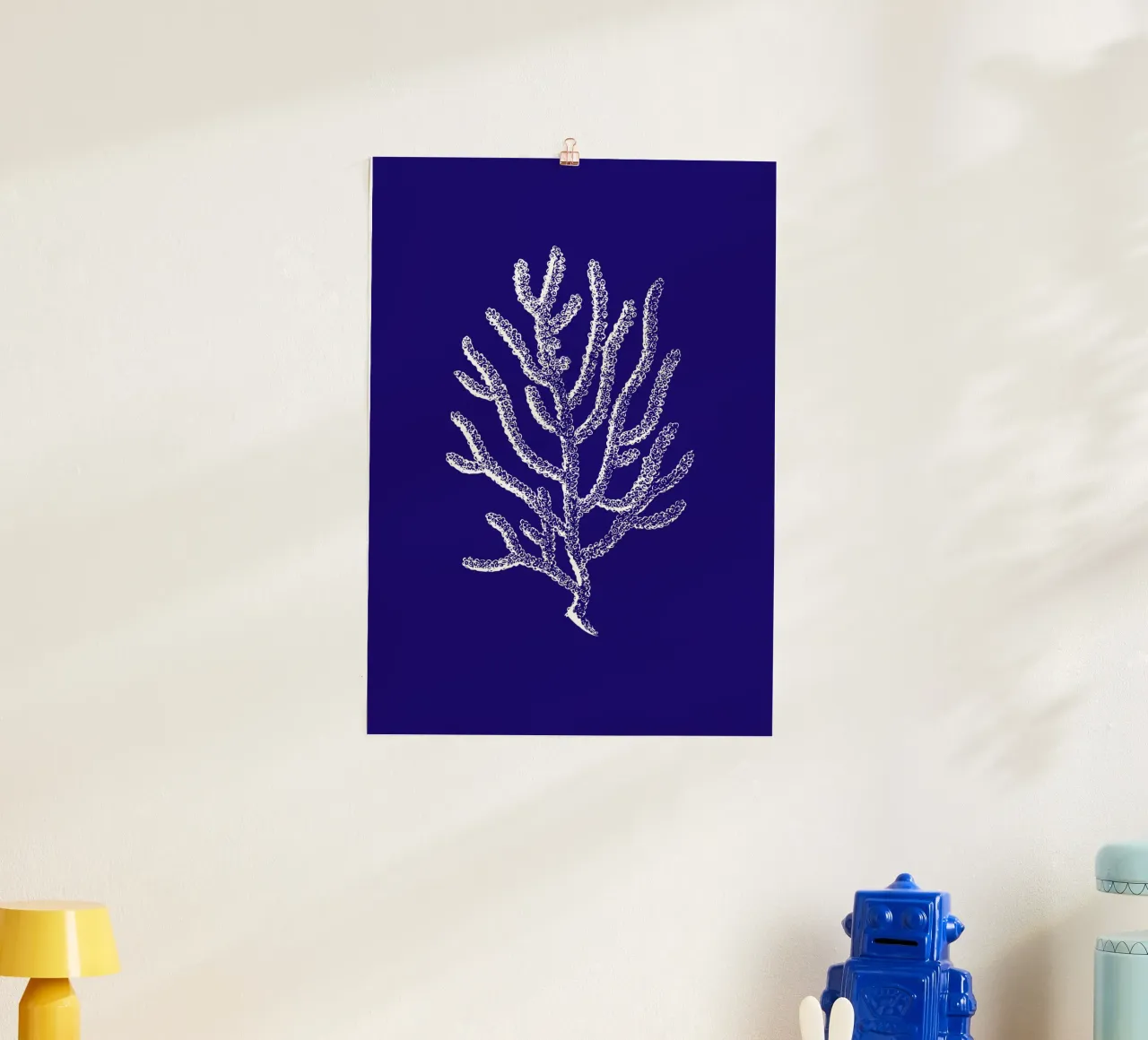 Línea de Coral Blanco - Decoración Océano Azul Profundo poster con marco de plástico de ClubArt