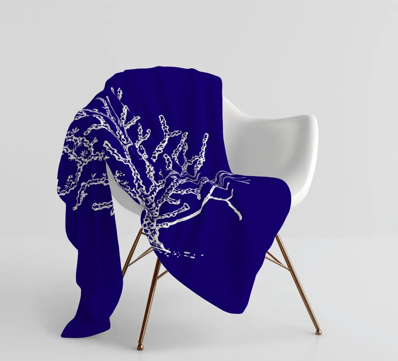 Komplizierte weiße Korallenriff Kunst - Tiefblauer Ozean Druck Fleecedecke von ClubArt