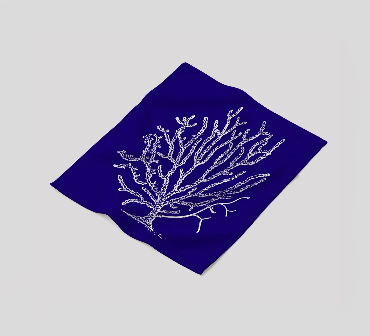 Komplizierte weiße Korallenriff Kunst - Tiefblauer Ozean Druck Fleecedecke von ClubArt