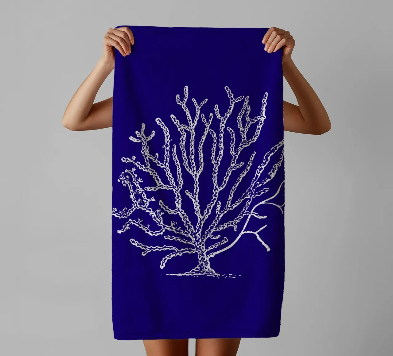 Komplizierte weiße Korallenriff Kunst - Tiefblauer Ozean Druck Handtuch von ClubArt