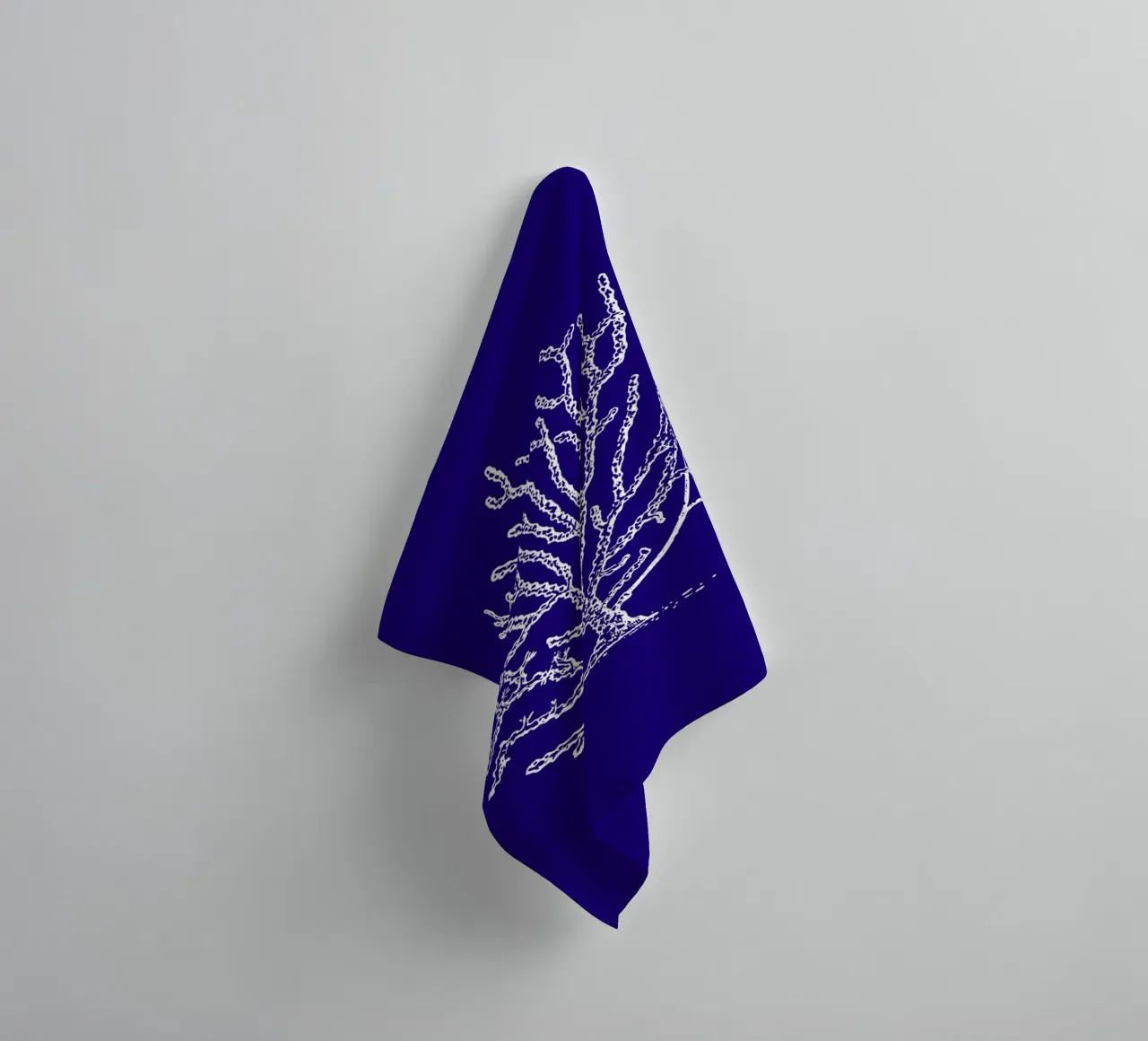 Komplizierte weiße Korallenriff Kunst - Tiefblauer Ozean Druck Handtuch von ClubArt