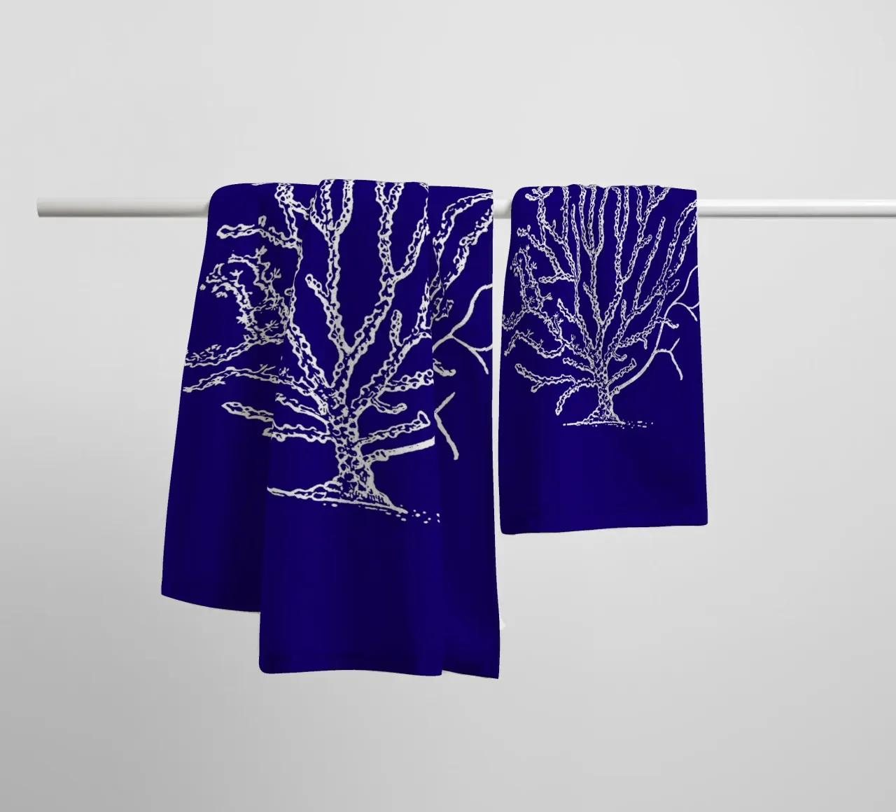 Komplizierte weiße Korallenriff Kunst - Tiefblauer Ozean Druck Handtuch von ClubArt