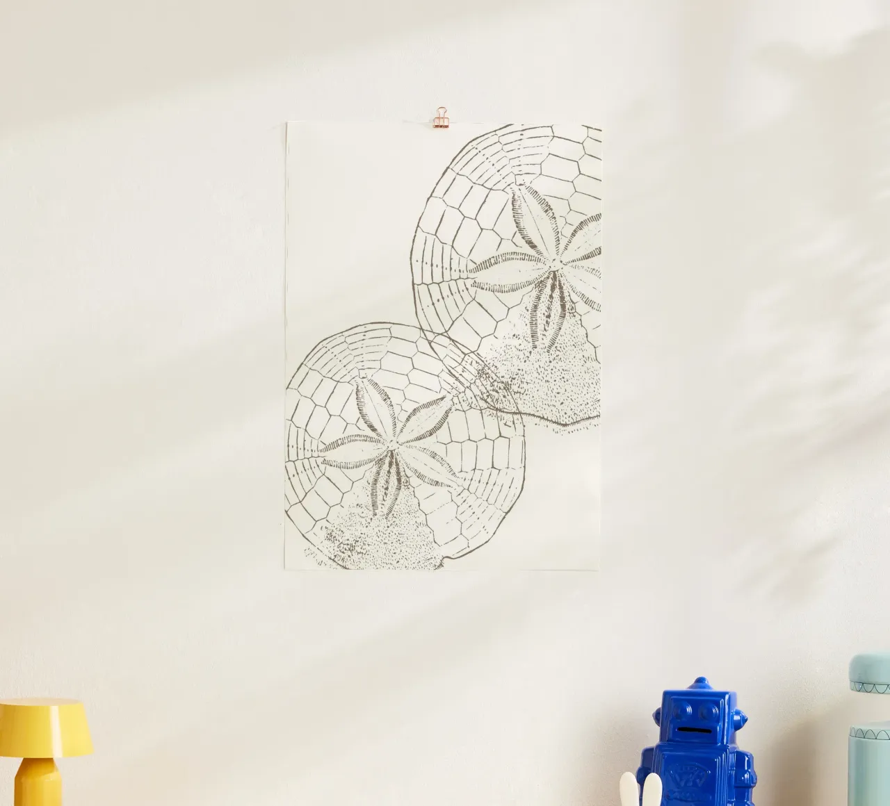 Stampa artistica della linea Rustic Sand Dollar - Coastal Beach House poster con telaio in plastica da ClubArt