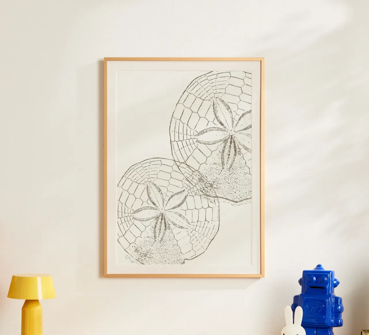 Stampa artistica della linea Rustic Sand Dollar - Coastal Beach House poster con telaio in plastica da ClubArt
