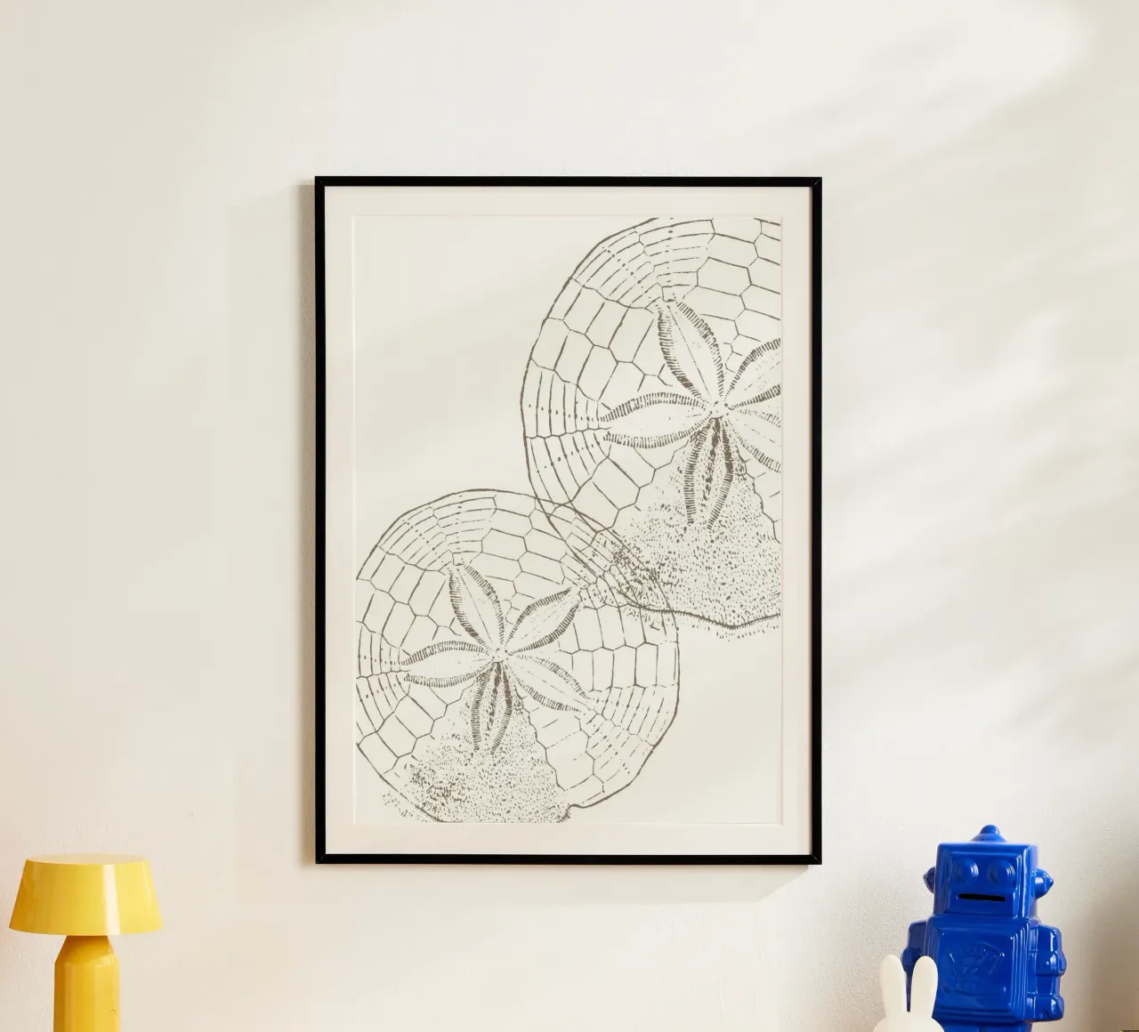 Stampa artistica della linea Rustic Sand Dollar - Coastal Beach House poster con telaio in plastica da ClubArt
