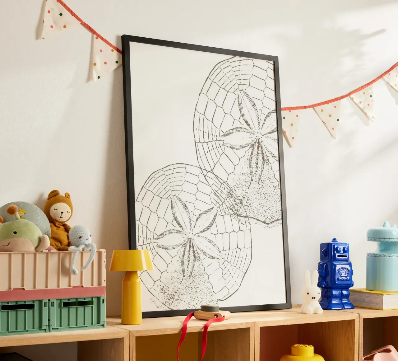 Stampa artistica della linea Rustic Sand Dollar - Coastal Beach House poster con telaio in plastica da ClubArt