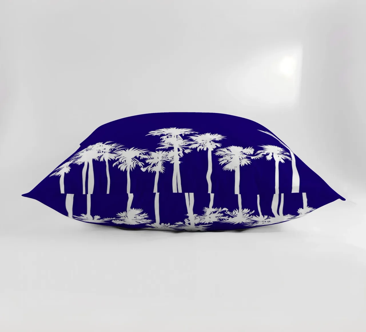 Sagoma di palmeto bianco - Arte tropicale blu intenso cuscino da ClubArt