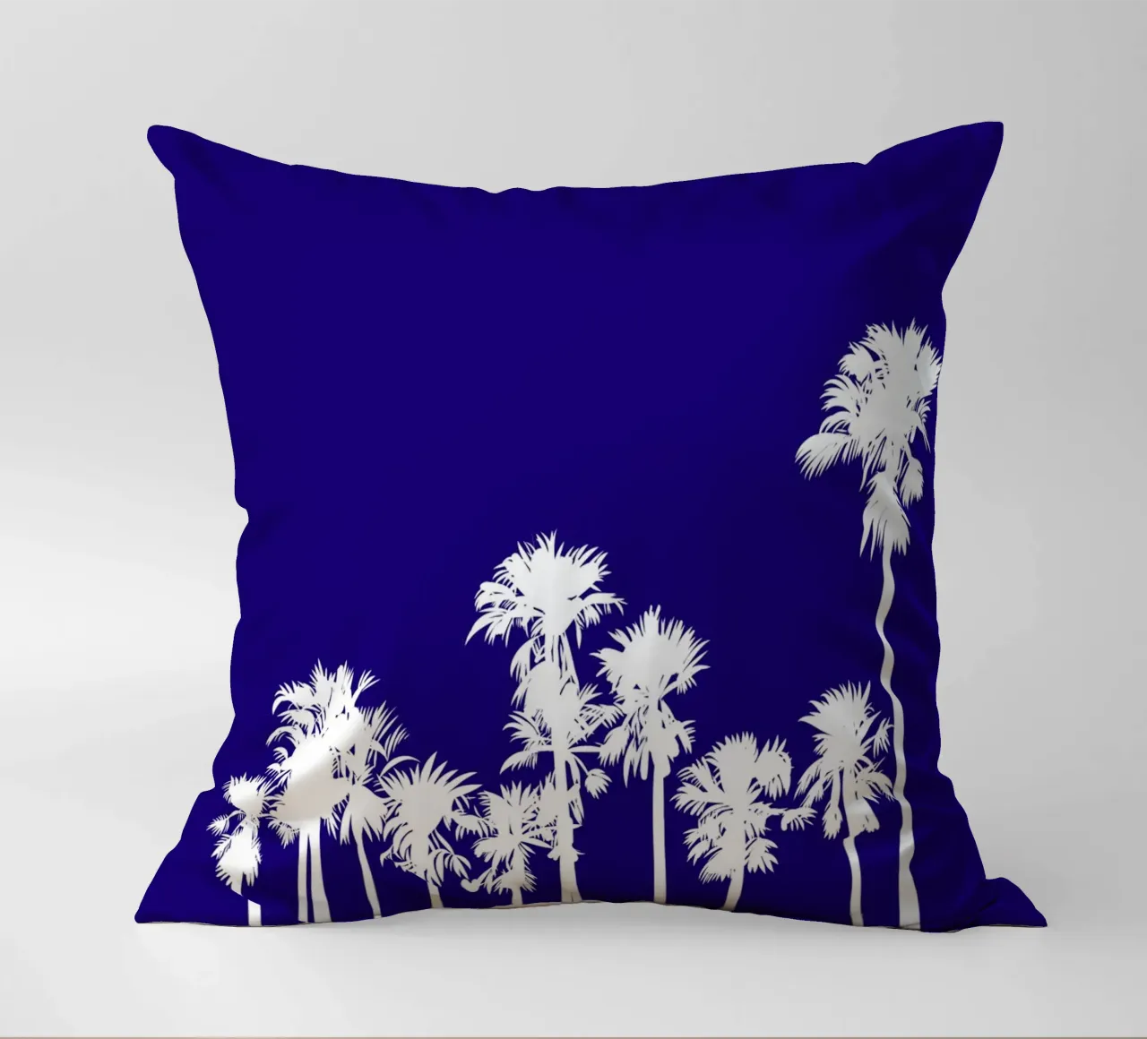 Sagoma di palmeto bianco - Arte tropicale blu intenso cuscino da ClubArt