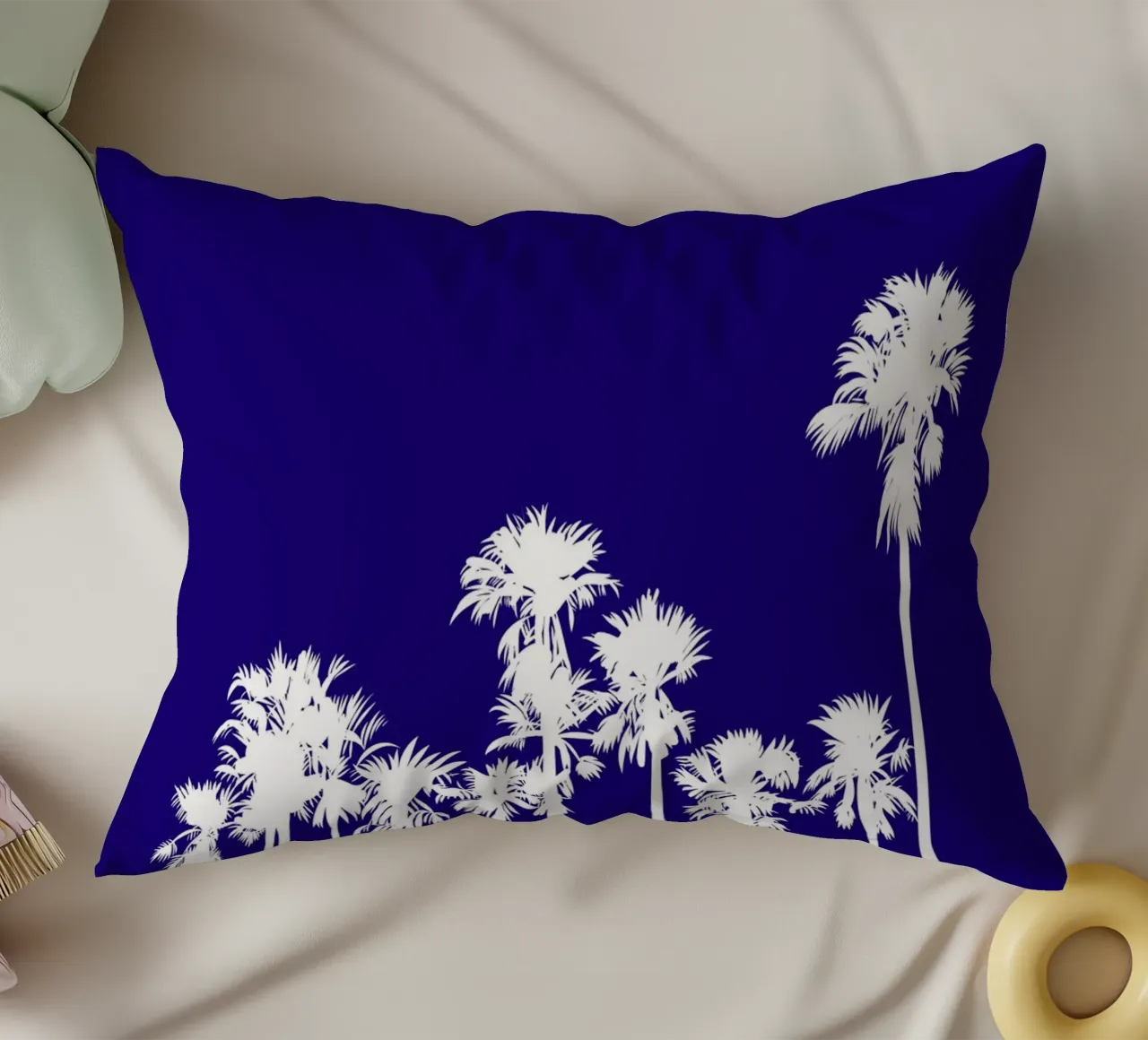 Sagoma di palmeto bianco - Arte tropicale blu intenso cuscino da ClubArt