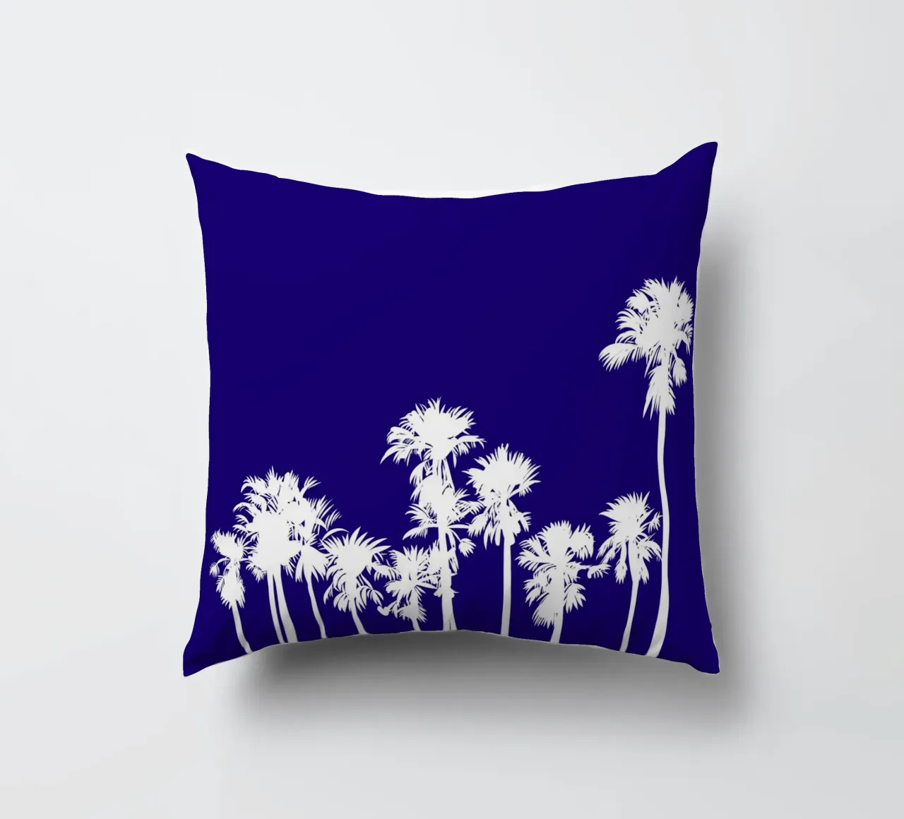 Sagoma di palmeto bianco - Arte tropicale blu intenso cuscino da ClubArt