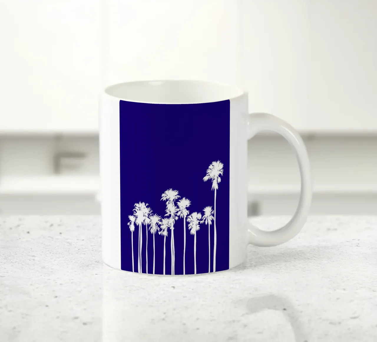 Sagoma di palmeto bianco - Arte tropicale blu intenso tazza in ceramica da ClubArt
