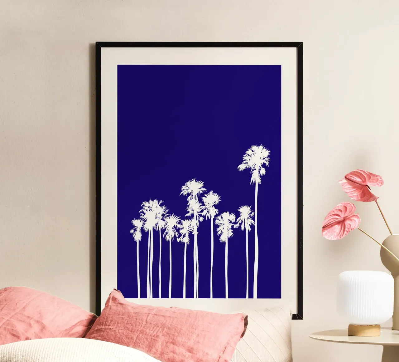 Sagoma di palmeto bianco - Arte tropicale blu intenso poster da ClubArt