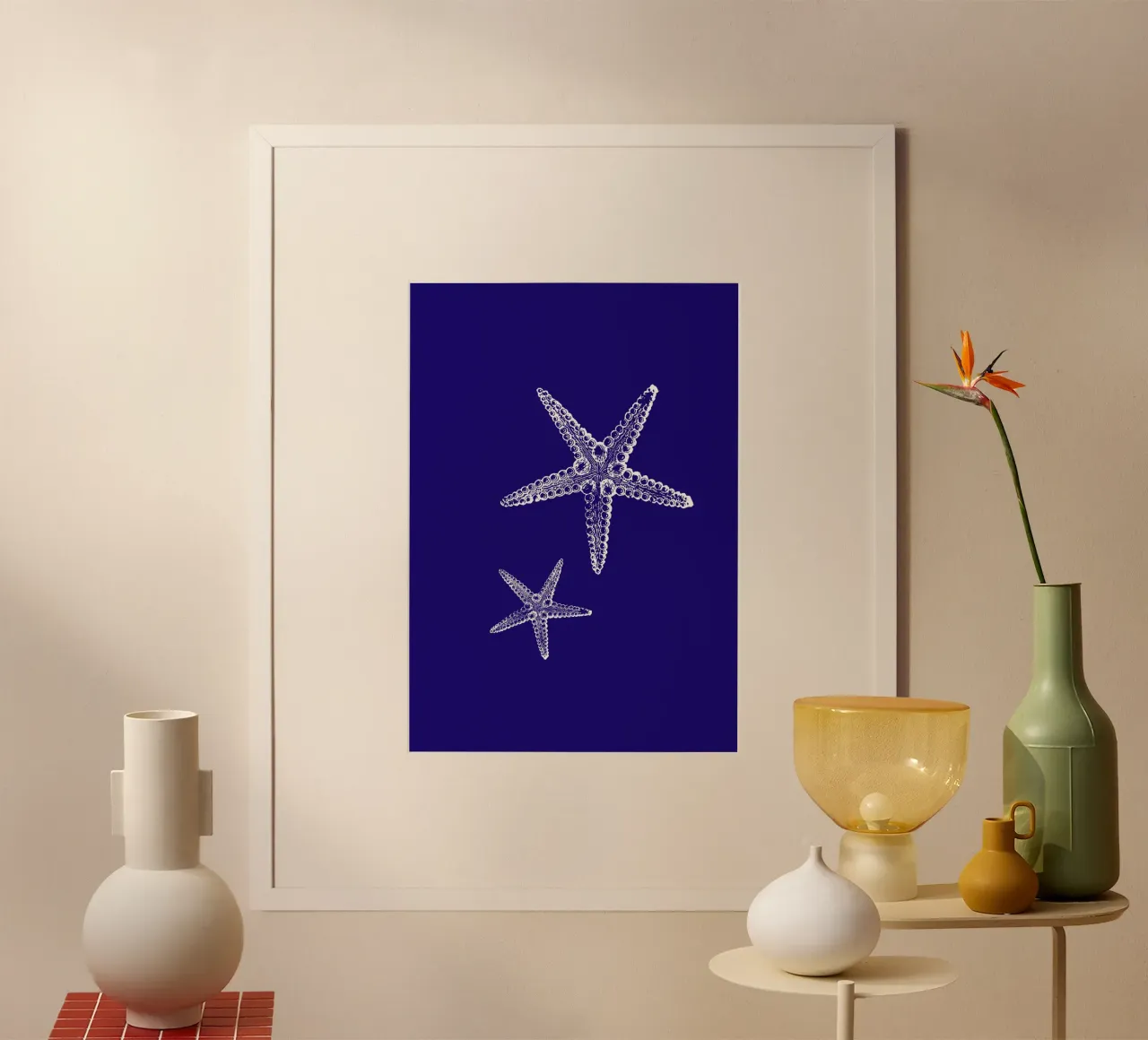 Stampa artistica della linea di stelle marine bianche - Deep Blue Ocean Decor poster con telaio in legno da ClubArt