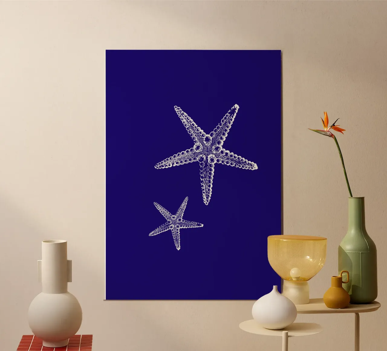 Stampa artistica della linea di stelle marine bianche - Deep Blue Ocean Decor poster con telaio in legno da ClubArt
