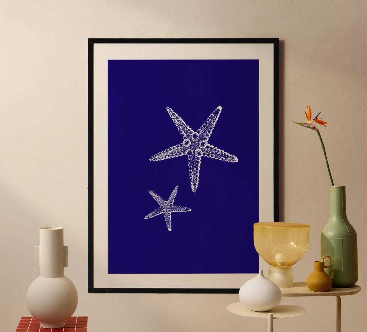 Stampa artistica della linea di stelle marine bianche - Deep Blue Ocean Decor poster con telaio in legno da ClubArt