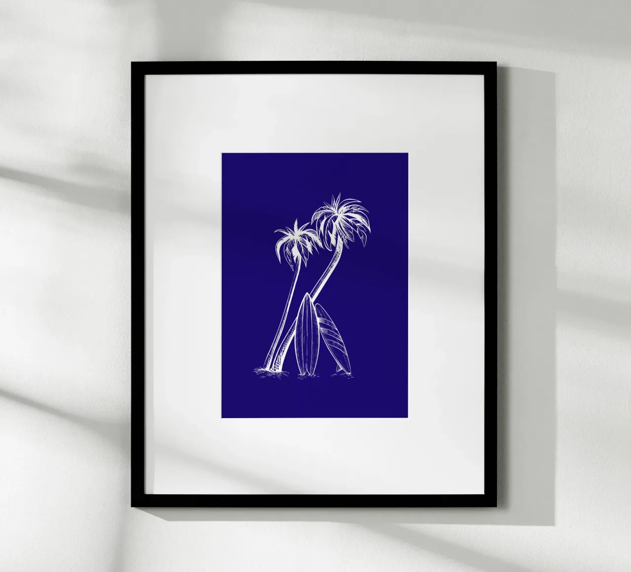 Tavole da surf e palme - Arte della spiaggia tropicale poster con telaio in legno da ClubArt