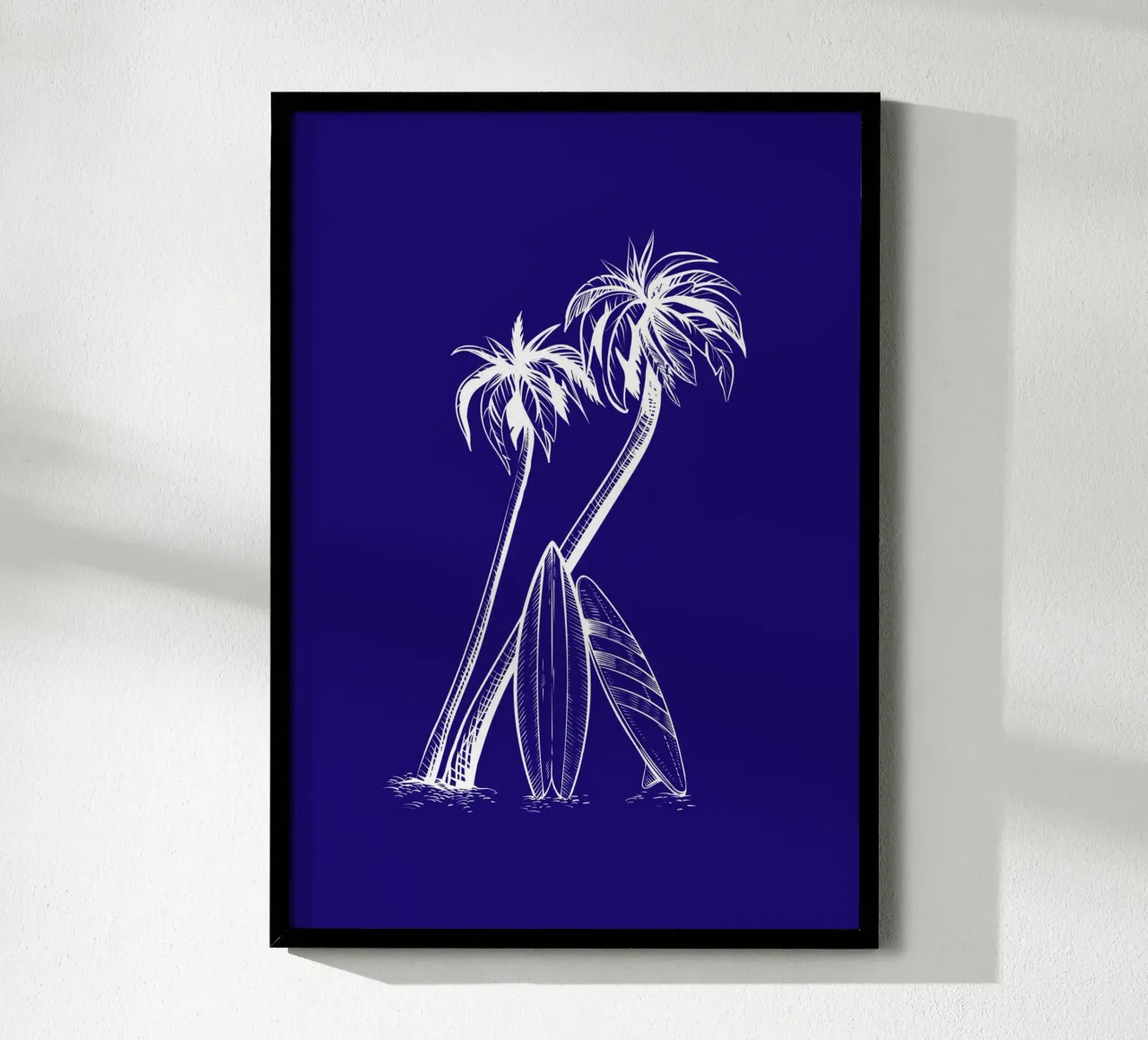 Tavole da surf e palme - Arte della spiaggia tropicale poster con telaio in legno da ClubArt