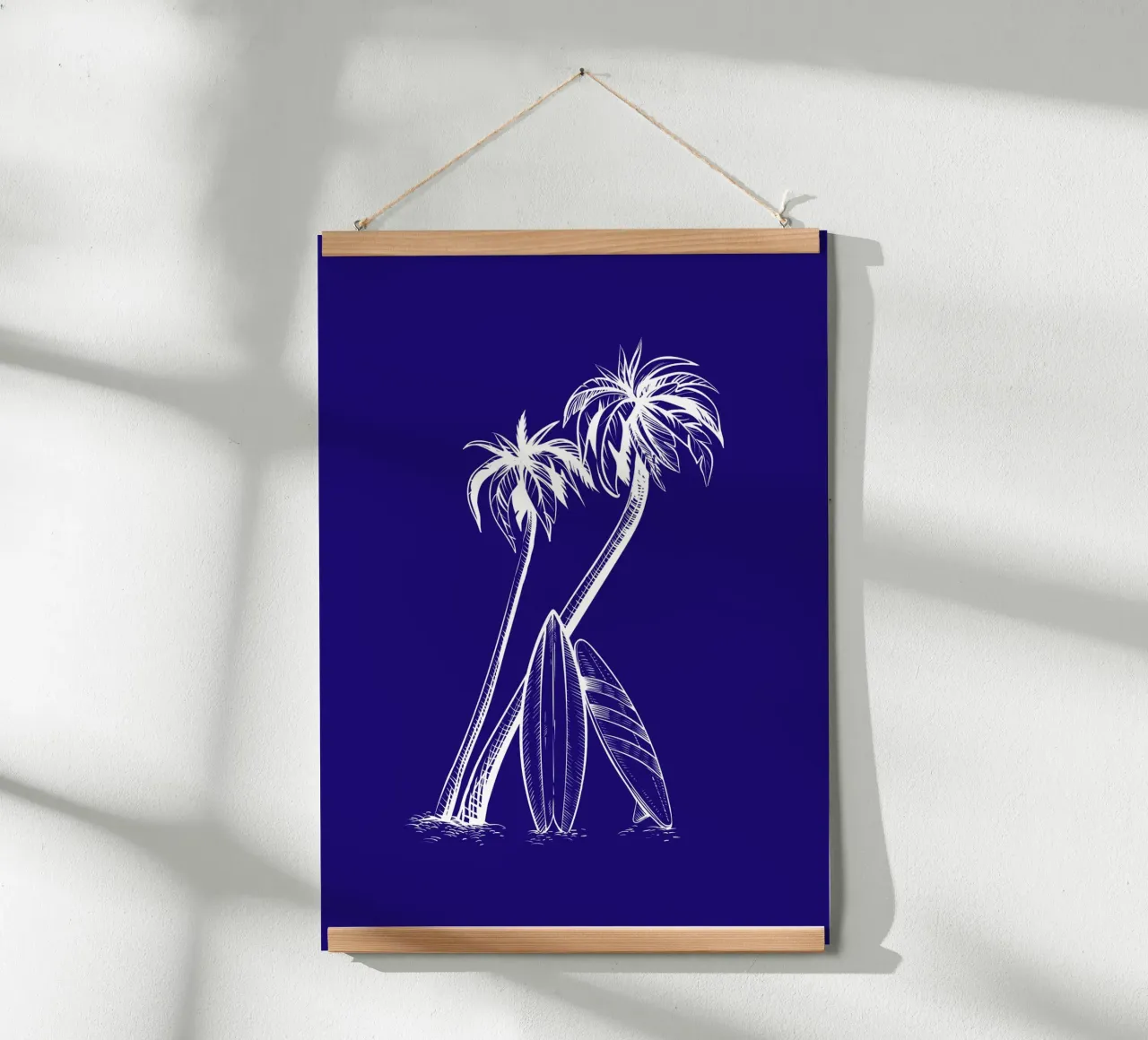 Tavole da surf e palme - Arte della spiaggia tropicale poster con telaio in legno da ClubArt