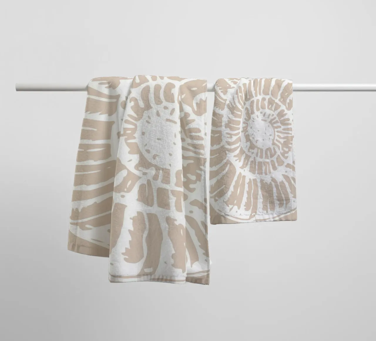 Nautilus Schelp Beige Print - Minimalistische Oceaan Kunst badhanddoek van ClubArt