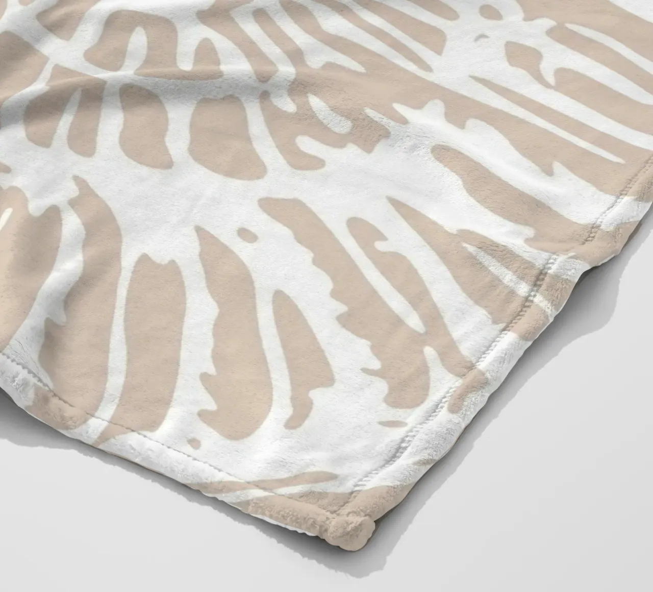 Nautilus Muschel Beige Druck - Minimalistische Ozean Kunst Fleecedecke von ClubArt