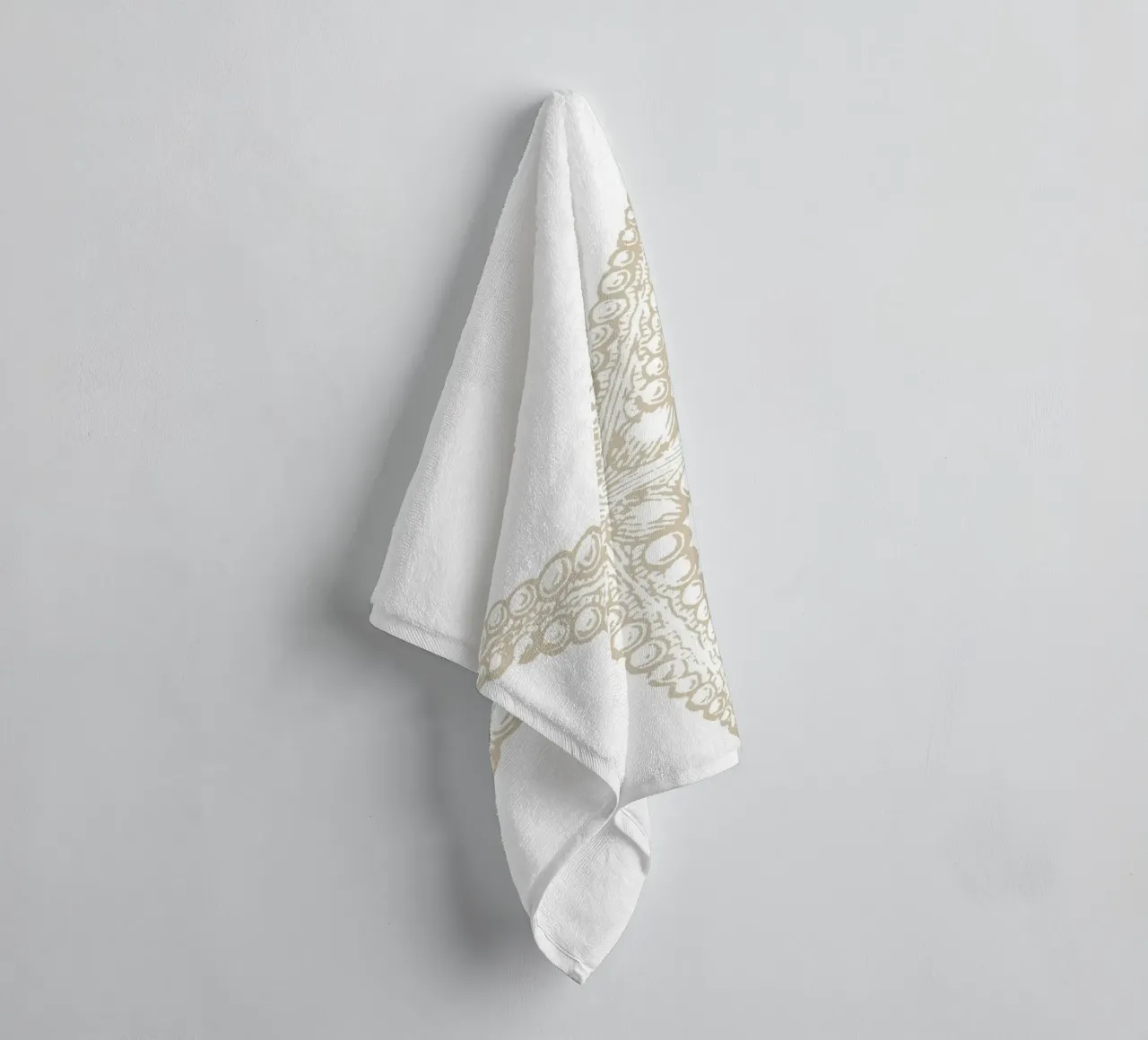 Vintage Starfish Line Art - Neutro bianco oceano asciugamano da bagno da ClubArt