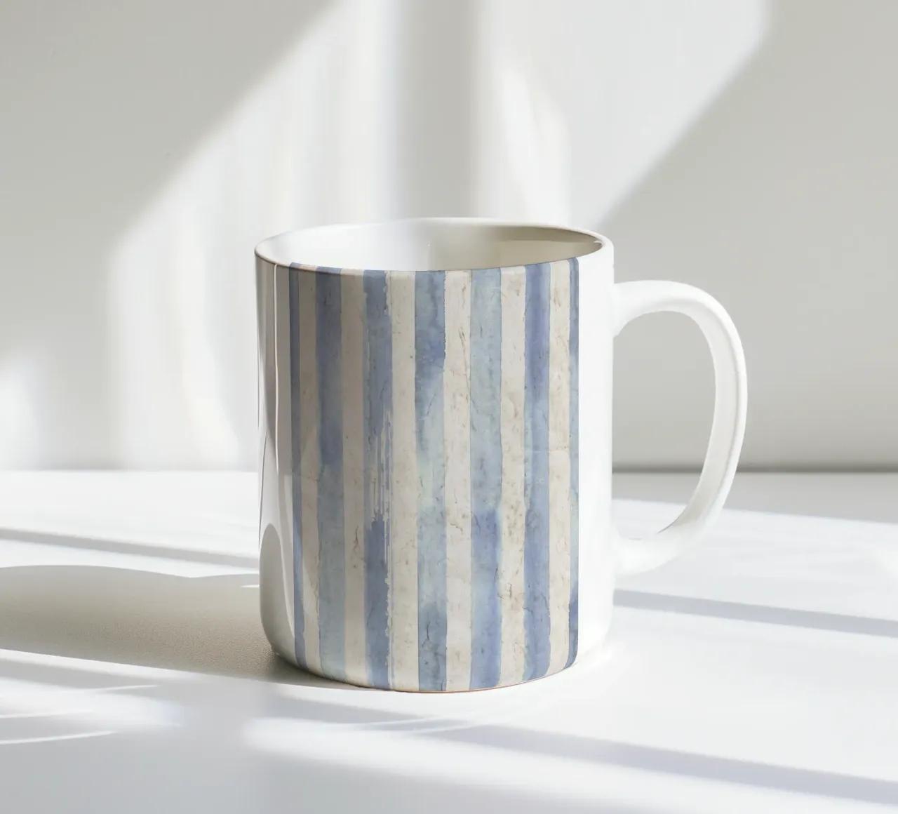 Stampa a righe bianche e blu invecchiate - Coastal Vintage tazza in ceramica da ClubArt