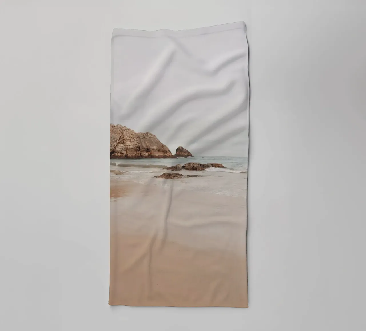 Mistig kuststrand met rotsen - Serene zeegezicht kunst badhanddoek van ClubArt
