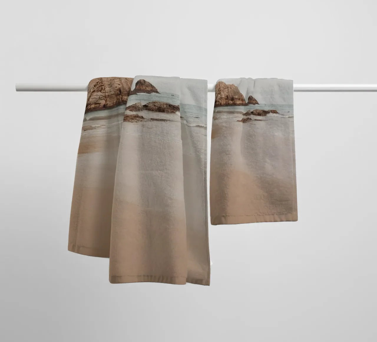 Mistig kuststrand met rotsen - Serene zeegezicht kunst badhanddoek van ClubArt