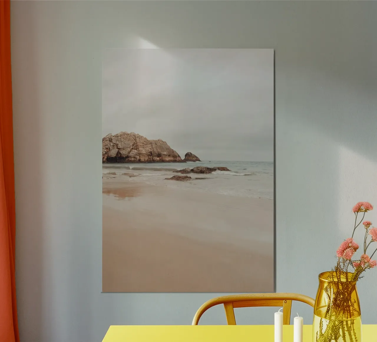 Mistig kuststrand met rotsen - Serene zeegezicht kunst hahnemühle van ClubArt