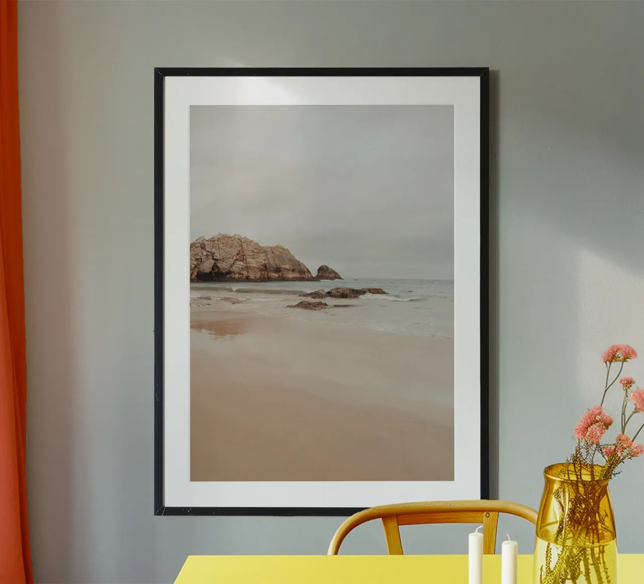 Mistig kuststrand met rotsen - Serene zeegezicht kunst hahnemühle van ClubArt