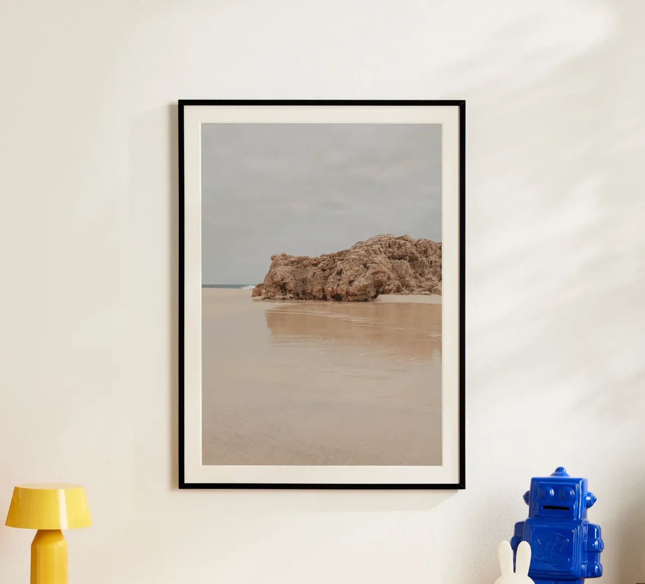 Plage déserte avec falaise - Art côtier minimaliste poster de ClubArt