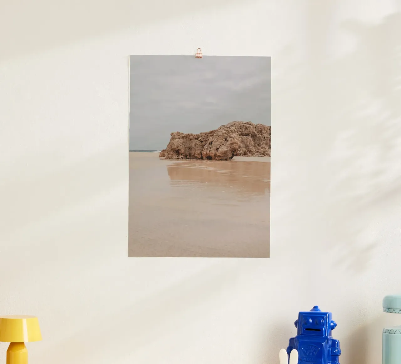 Plage déserte avec falaise - Art côtier minimaliste poster de ClubArt