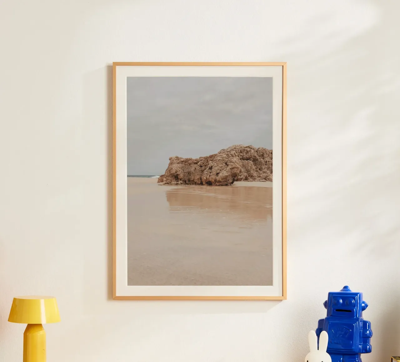 Plage déserte avec falaise - Art côtier minimaliste poster de ClubArt