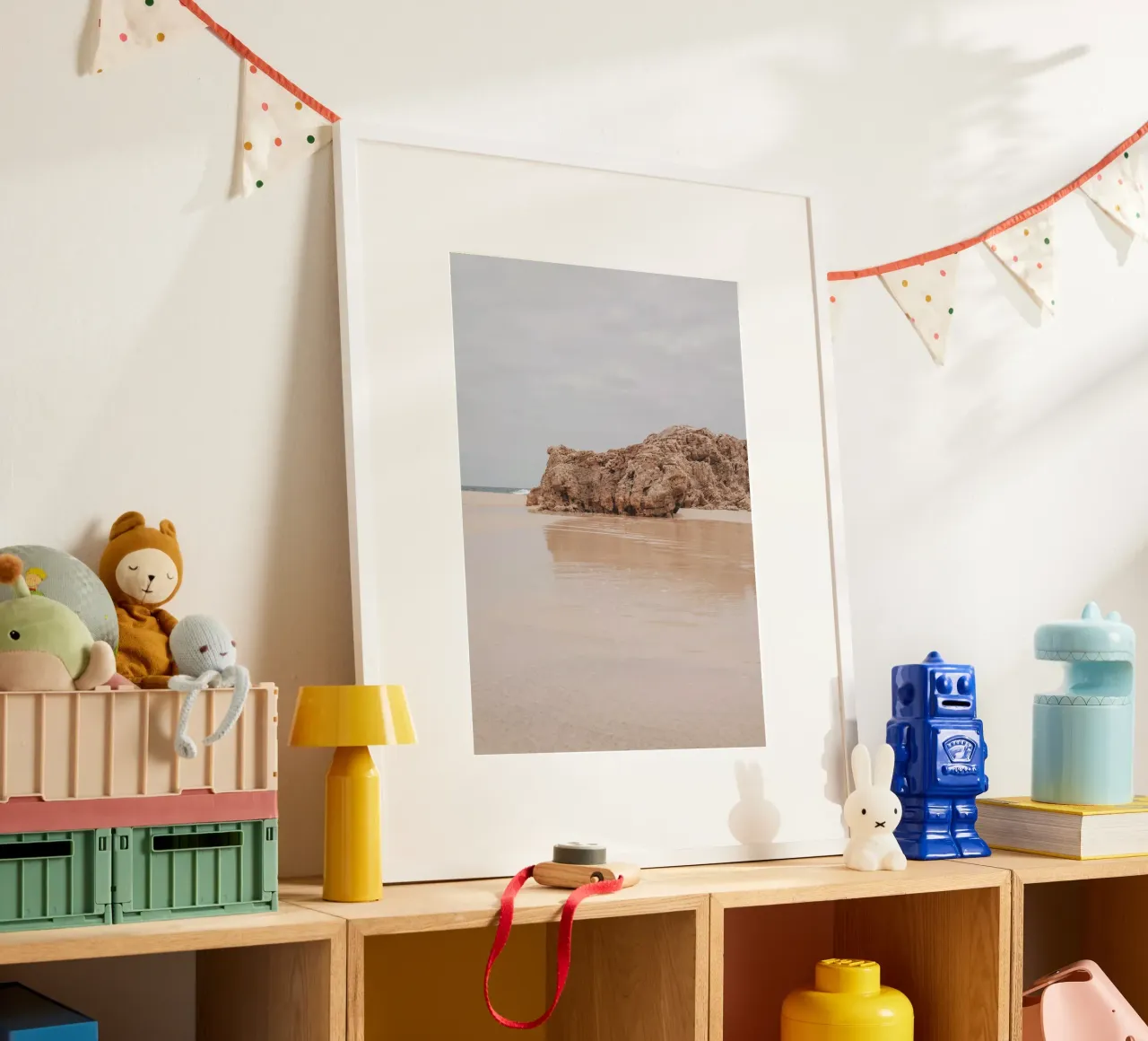 Plage déserte avec falaise - Art côtier minimaliste poster de ClubArt