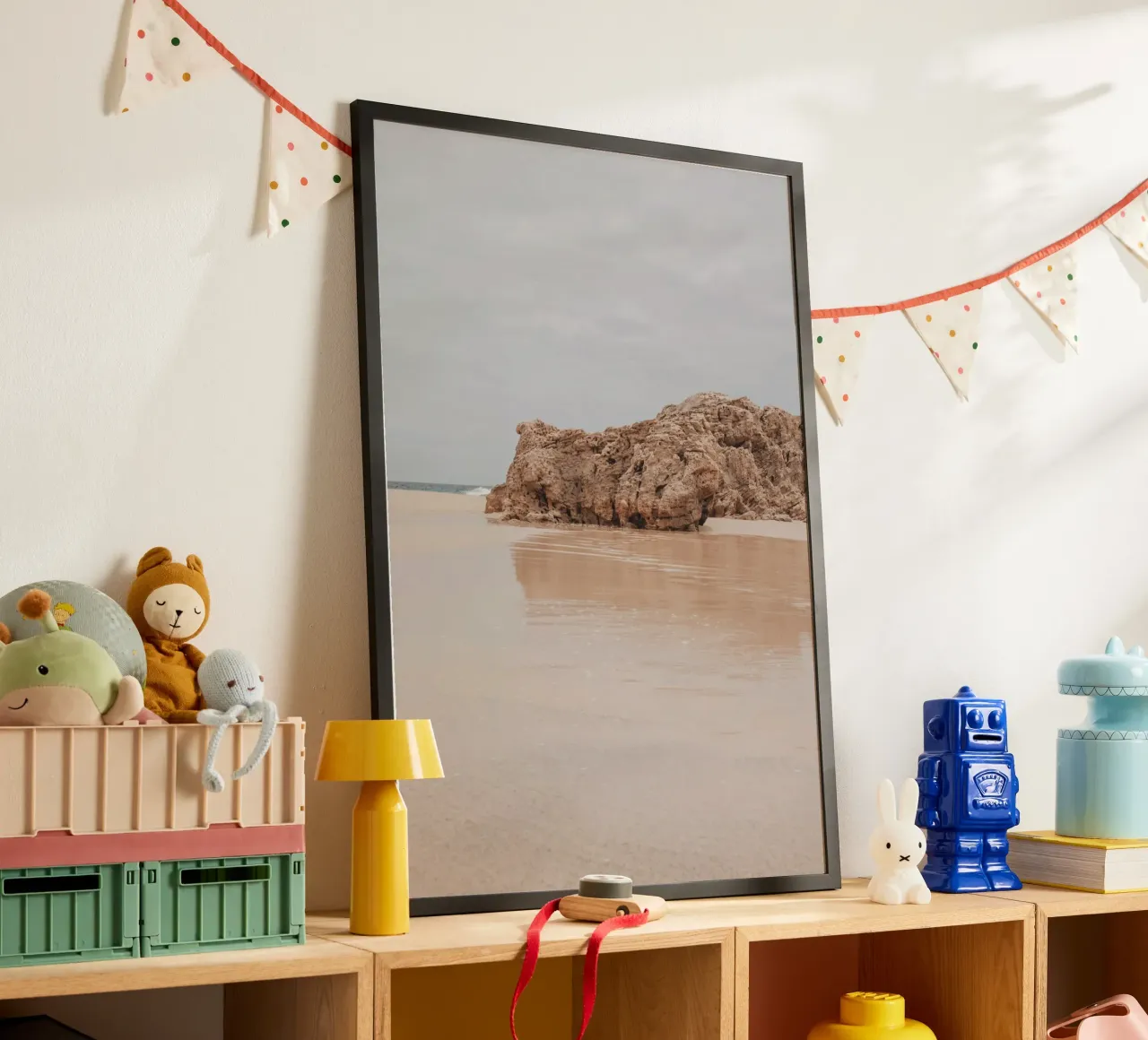 Plage déserte avec falaise - Art côtier minimaliste poster de ClubArt